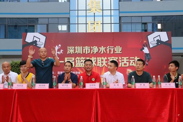 右三为圣帝尼董事长张辉